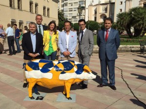 La diseñadora Cristina Lázaro, junto a autoridades del Ayuntamiento de Badajoz y directivos del diario HOY